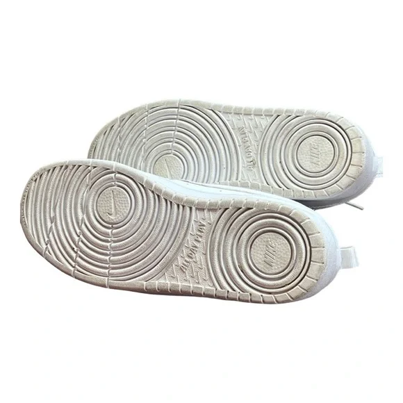 Sz 6Y White Nike Sneakers - Picture 5 of 5